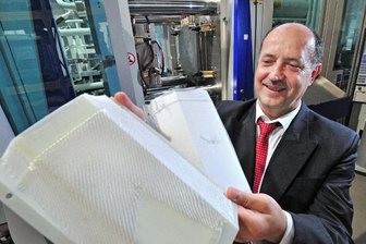 Chemnitz gelingt Sprung in Premiumliga der Forschung - Unter Leitung von Professor Lothar Kroll forschen 37 Professoren unterschiedlicher Fachbereiche an der TU Chemnitz an neuartigen Kunststoffen. Ziel ist es, besonders leichte Materialien unter anderem für den Automobilbau zu entwickeln und diese energieeffizient herzustellen.