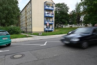 Chemnitz: Gerichtliches Nachspiel um Tod vor der Haustür - Zufahrt zu einem Mehrfamilienhaus an der Andréstraße. Auf einem solchen Weg starb 2020 ein Fußgänger bei einem Unfall. Der Fahrer des beteiligten Wagens stand am Dienstag vor Gericht.