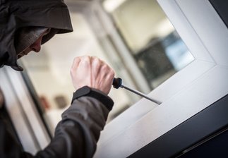 Chemnitz: Geschäfte und Wohnungen heimgesucht - 