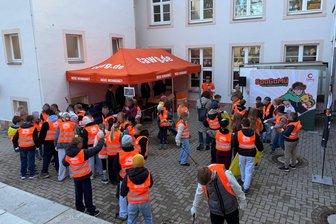 Chemnitz: Grundschüler sammeln beim Müllsammelcup Abfall - Startbereit: Schüler der Grundschule Adelsberg beim Wettbewerb Müllsammelcup in Chemnitz.