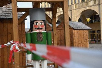 Chemnitz hält an Weihnachtsmarkt fest - Kein Sonderstadtrat - Nach coronabedingter Zwangspause im vergangenen Jahr soll es in Chemnitz ab 26. November wieder einen Weihnachtsmarkt geben. Trotz Bedenken wegen der anhaltend hohen Infektionszahlen läuft der Aufbau seit Tagen.