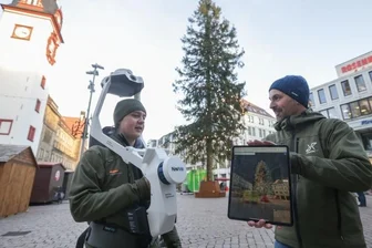 Chemnitz hat den Größten - Mehr als 25 Meter hoch: Maximilian Wuttke (links) und Alexander Neumeister vom Chemnitzer Vermessungs- und Ingenieurbüro Wuttke haben mithilfeeines Laser-Systems den Chemnitzer Weihnachtsbaum vermessen.