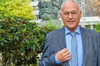 Chemnitz hat eine neue Partnerstadt: Initiator mit Karl Marx verwandt - Ein entfernter Verwandter blickt im Hintergrund zu. Rafael Wertheim ist der Initiator der ab heute offiziell besiegelten Städtepartnerschaft zwischen Chemnitz und der israelischen Stadt Kirjat Biliak.