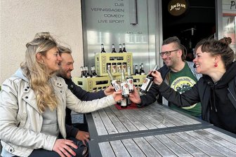 Chemnitz hat jetzt seine eigene Spezi: Die Kulturmische ist da - Auf die neue Mische stoßen die beiden Gründer von Karls Kola (links) Luise Günther und Jakob Weiß mit Hand in Hand-Mitgliedern Kai Winkler und Linda Backhaus an.