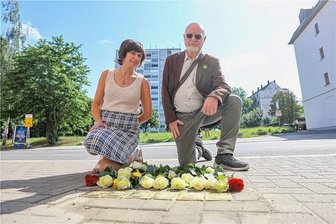 Chemnitz hat neue Stolpersteine: Unter den Geehrten ist eine schillernde Persönlichkeit - Adina Haldane Morgan und ihr Vater David Haldane sind Nachfahren der Familie Bauer und bei der Verlegung der Stolpersteine an der Reichenhainer Straße 8 dabei. David Haldane ist der Sohn von Adela Bauer.