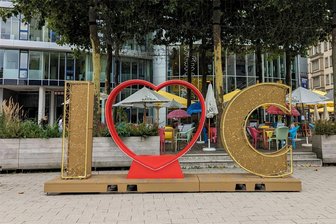 Chemnitz hat nun ein Herz aus Stahl: Der Fotorahmen ist zurück - Der reparierte Fotopunkt ist zurück in der Innenstadt.