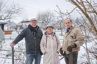 Chemnitz hat Sachsens schönste Kleingartenanlage: „Haben uns wahnsinnig gefreut“ - Garten-Vorsitz Wolfgang Bienert (von links) mit Helga Bienert und Rolf Langhans in der „Waldesluft Grüna“.
