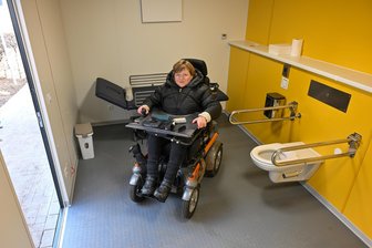 Chemnitz hat sachsenweit erste Spezialtoilette - Anja Lippmann ist Vorsitzendes des Inklusionsbeirats der Stadt. Sie plante den neuen Toilettencontainer für Menschen mit komplexen Behinderungen mit.
