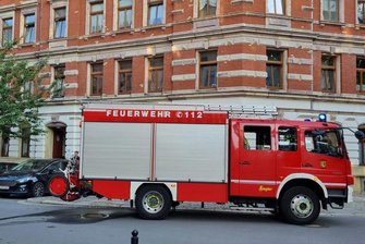 Chemnitz: Hausbewohner muss ins Krankenhaus, nachdem er brennenden Kinderwagen löschte - Die Feuerwehr ist am Mittwochmorgen gegen 5.30 Uhr in ein Mehrfamilienhaus an der Uhlandstraße gerufen worden. Dort brannte ein Kinderwagen.