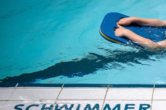 Chemnitz: Heckert-Bewohner kritisieren geplante Schließung der Schwimmhalle am Südring - In der Schwimmhalle am Südring führen auch rund ein Dutzend Grundschulen ihren Schwimmunterricht durch. Wird sie geschlossen, müssen die Kinder auf andere Bäder verteil werden.