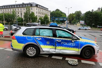 Chemnitz: Heftige Kollision - Polizeifahrzeug überschlägt sich -