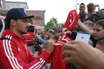 Chemnitz heißt den FC Bayern München willkommen - Mats Hummels gibt Autogramme.