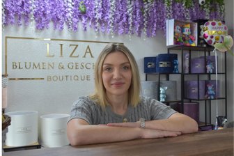 Chemnitz: Hier kommen die Blumen auch per Lieferando zum Kunden - Eliza Risenburh in ihrer Blumen- und Geschenke-Boutique.