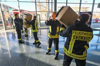 Chemnitz hilft: Erste Notunterkünfte für Geflüchtete gehen in Betrieb - Angehörige der Chemnitzer Feuerwehren richten in der Hartmannhalle eine Notunterkunft für Geflüchtete aus der Ukraine ein. Ziel der Stadtverwaltung ist es, dass die dort Untergebrachten möglichst innerhalb weniger Tage in Wohnungen umziehen können.