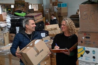 Chemnitz: Hohe Spendenbereitschaft für Menschen auf der Flucht - In einer Halle am Bethanienkrankenhaus, die der Verein "Human Aid Collective" nutzt, werden Spenden von Helfern sortiert und verpackt. Im Moment liegt der Fokus auf der Ukraine. Aber der Verein hilft weltweit. Koordinatorin Jeannette Hänel und Vorsitzender Oliver Nießlein packen mit an. 