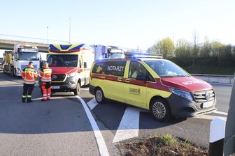 Chemnitz: Hoher Schaden und zwei Verletzte bei Unfall auf A 72 - Drei Fahrzeuge waren in einen doppelten Auffahr-Unfall am Mittwochmorgen auf der A 72 verwickelt.