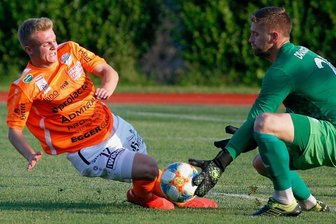 Chemnitz holt Mittelfeldmann aus der RB-Schule - Vor wenigen Tagen spielte Philipp Sturm noch für Österreichs Zweitligisten Hartberg (hier im Test gegen Keeper Andrija Dragojevic vom armenischen Verein Pyunik Erewan), seit Dienstag ist er beim CFC unter Vertrag.