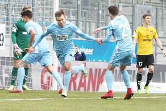 Chemnitz im freien Fall Richtung Regionalliga - Torjubel nach dem Treffer zum 1:1-Ausgleich durch Torschütze Mikko Sumosalo (Chemnitz, links), hier mit Tom Baumgart. Trotzdem verlor der Club die Partie.