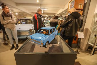 Chemnitz im Klemmbaustein-Fieber: Trabi 601-Modell als besonderes Schnäppchen - Ein Hingucker, aber nicht für den Straßenverkehr: dieser Trabant 601. Ein Modell im Verhältnis von 1:12 aus 1420 Klemmbausteinen des Herstellers Cobi ist in der Sonderausstellung „Die bunte Welt der Klemmbausteine“ im Fahrzeugmuseum zu sehen.