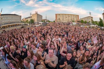 Chemnitz im Plus, Leipzig und Dresden im Minus: Kulturhauptstadtjahr rettet Sachsens Tourismusbilanz - Die Kulturhauptstadt hat Chemnitz ein starkes Plus bei Besuchern eingebracht. Immer wieder war die Innenstadt gut gefüllt - oder hier wie beim Blond-Konzert auch der Theaterplatz.