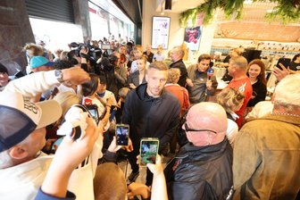 Chemnitz im Poldi-Fieber: Riesiger Andrang bei Eiscafé-Eröffnung mit Lukas Podolski - Lukas Podolski wird bei seiner Ankunft in Chemnitz von hunderten Fans und vielen Reportern umringt.