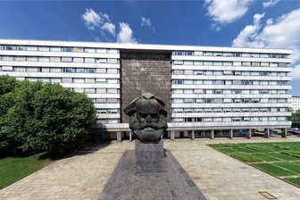 Chemnitz im Wandel: Wie eine Stadt attraktiver werden kann - Das Karl-Marx-Monument vor der sogenannten "Parteifalte", die sich wie ein Riegel vor das dahinter gelegene Stadtviertel schiebt.