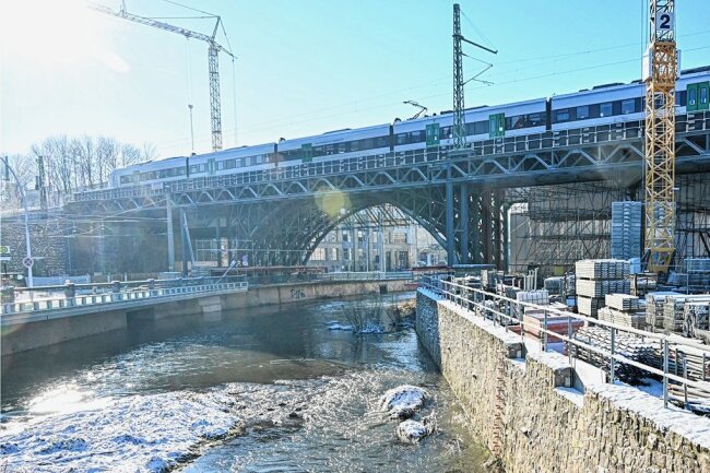 Chemnitz: Im Zaunstreit unter dem Bahnviadukt zeichnet sich Lösung ab - Die Sanierung der Brücke durch die Bahn ist bereits im Gange, dauert aber bis 2024 an.
