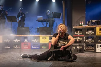 Chemnitz in der Literatur: Kein Späti, der Geruch der Wohnungen und Erinnerungen der Schriftsteller - Paula Irmschlers Roman „Superbusen“ wurde 2022 zu einem Theaterstück am Schauspiel Chemnitz verarbeitet. Maga Decker spielt die Gisela.