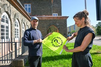 Chemnitz: In diesem Kiosk gibt es ab Samstag Heckert-Geschichten zu kaufen - Randy Fischer und Janine Schlimpert vor dem Flughafengebäude. An dieser Stelle wird der Kiosk des Unwissens aufgestellt.
