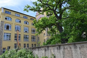 Chemnitz: Internationales Gymnasium plant Start für kommendes Jahr - In der einstigen Papier- und Kartonagenfabrik an der Seumestraße unweit des Schloßteichs haben Vorbereitungen auf den Umbau in ein Gymnasium begonnen. Über einen Erbbaurechtsvertrag für ein nahe gelegenes Areal, auf dem eine Sporthalle entstehen soll, entscheidet demnächst der Stadtrat. 