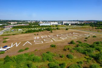 Chemnitz ist bereit: Endspurt im Wettbewerb um nationales Wasserstoffzentrum - Klare Botschaft auf dem künftigen Gelände für das Wasserstoffzentrum: "#Ready4Wasserstoff". 