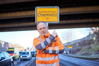 Chemnitz ist neu ausgeschildert – auf Zeit - Monteur Daniel Müller hat die neuen Schilder angebracht.