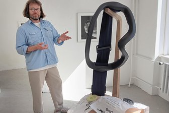 Chemnitz: Jüdische Sichtweisen in der Galerie Hinten - Projektleiter Fabian Thüroff deutet ein Objekt von Adam Elezras.