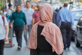 Chemnitz: Junge Frau reißt Muslima das Kopftuch vom Kopf - In Chemnitz wurde einer 27-Jährigen der Hijab vom Kopf gerissen.