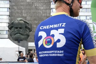 Chemnitz: Kann die Kulturhauptstadt scheitern? - Ein Teilnehmer der "European Peace Ride" trägt ein Trikot mit dem Logo von Chemnitz als Kulturhauptstadt Europas im Jahr 2023.