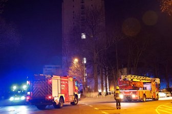 Chemnitz: Kerze löst Brand in Wohnung aus - Im Einsatz waren neben der Feuerwehr Chemnitz, die den Brand löschte, Notärzte und Polizei.