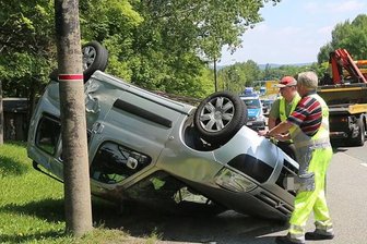 Chemnitz: Kleintransporter überschlägt sich - 