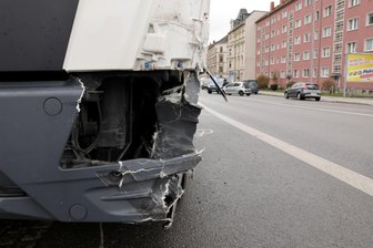Chemnitz: Kleinwagen stößt mit Lkw auf Zschopauer Straße zusammen - Auf der Zschopauer Straße hat es am Nachmittag einen Unfall gegeben.