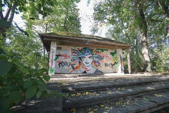 Chemnitz: Konkordiapark-Besucher bekommen moderne Toilette - Seit Jahren außer Betrieb: Das WC-Häuschen an der Bergstraße soll nun saniert werden.