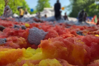 Chemnitz-Kosmos: Zwischen Staub und buntem Schaum - Bunte Wolken über und auf Chemnitz.