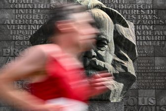 Chemnitz: Kulturhauptstadt-Marathon 2025 in Sachsen der Hit - Ein Läufer des Kulturhauptstadt-Marathons vor dem Karl-Marx-Monument.