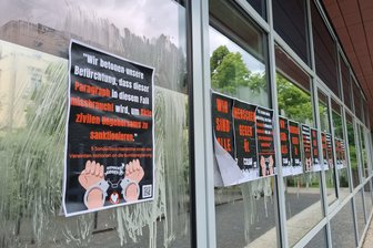 Chemnitz: Kurzer Prozess gegen Umwelt-Aktivistinnen - Wegen dieser Plakataktion im Juni sollten die drei Frauen Bußgelder bezahlen.