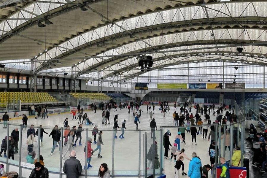 Chemnitz lädt zum Eislaufen im Sommer - wie passt das zum Energiesparen? - Eislaufen in der Eissporthalle im Küchwald: Was sonst nur im Winter ging, ist nun auch im Sommer möglich. 