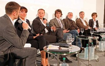 "Chemnitz - lass' es geschehen!" - Gesprächspartner im Industriemuseum (v.l.): Swen Uhlig ("Freie Presse"), Micaela Schönherr (Geschäftsführerin Niles-Simmons), Enrico Lübbe (Schauspielchef), Klaus Gregor Eichhorn (Medizinstudent und Filmemacher), Karl Clauss Dietel (Formgestalter), Christian von Borczyskowski (Physik-Professor und Vorsitzender der Henry vande Velde Gesellschaft), Barbara Ludwig (Oberbürgermeisterin).