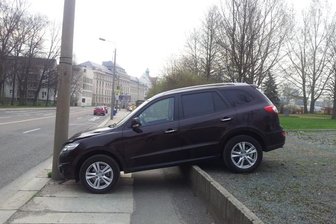 Chemnitz: Laterne stoppt Geländewagen -