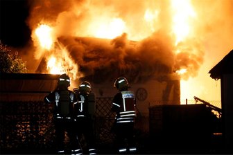 Chemnitz: Lauben in Kleingartenanlage in Flammen - Drei Lauben brannten völlig nieder.