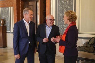 Chemnitz–Leipzig: Bahn-Ausbau stockt wegen Millionenlücke – Ministerin kündigt Lösung bis Juni an - Der Chemnitzer Oberbürgermeister Sven Schulze (SPD, Mitte) im Gespräch mit dem DB-Konzernbevollmächtigten Martin Walden und Sachsens Infrastrukturministerin Regina Kraushaar (CDU) nach dem Bahngipfel im Chemnitzer Rathaus.