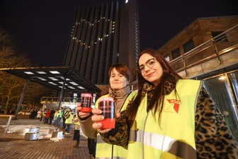 Chemnitz: Licht-Herz und Menschenkette für das Congress-Hotel - Heike Flade mit ihrer Tochter Jennifer. Beide haben sich um die Sauberkeit im Hotel gekümmert. Heike Flade war seit 2008 dabei, ihre Tochter seit 2022. Sie waren bei einer Fremdfirma angestellt.