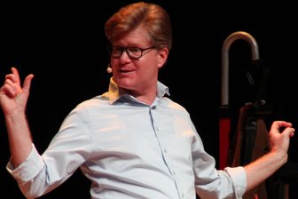 Comedian Johannes Schröder bei seinem Auftritt in Chemnitz. Schröder gibt sich in seinem Programm nicht autoritär, sondern verbrüdert sich kollegial mit dem Publikum.