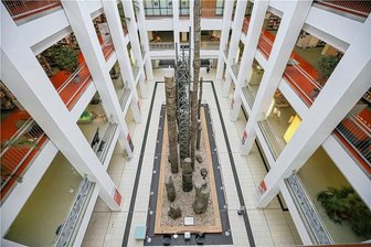 Chemnitz liest am 10. Mai von Sonnenauf- bis Sonnenuntergang - Das Foyer im Tietz. In der Bibliothek gibt es auch zahlreiche Bücher, die einst verbrannt worden waren.
